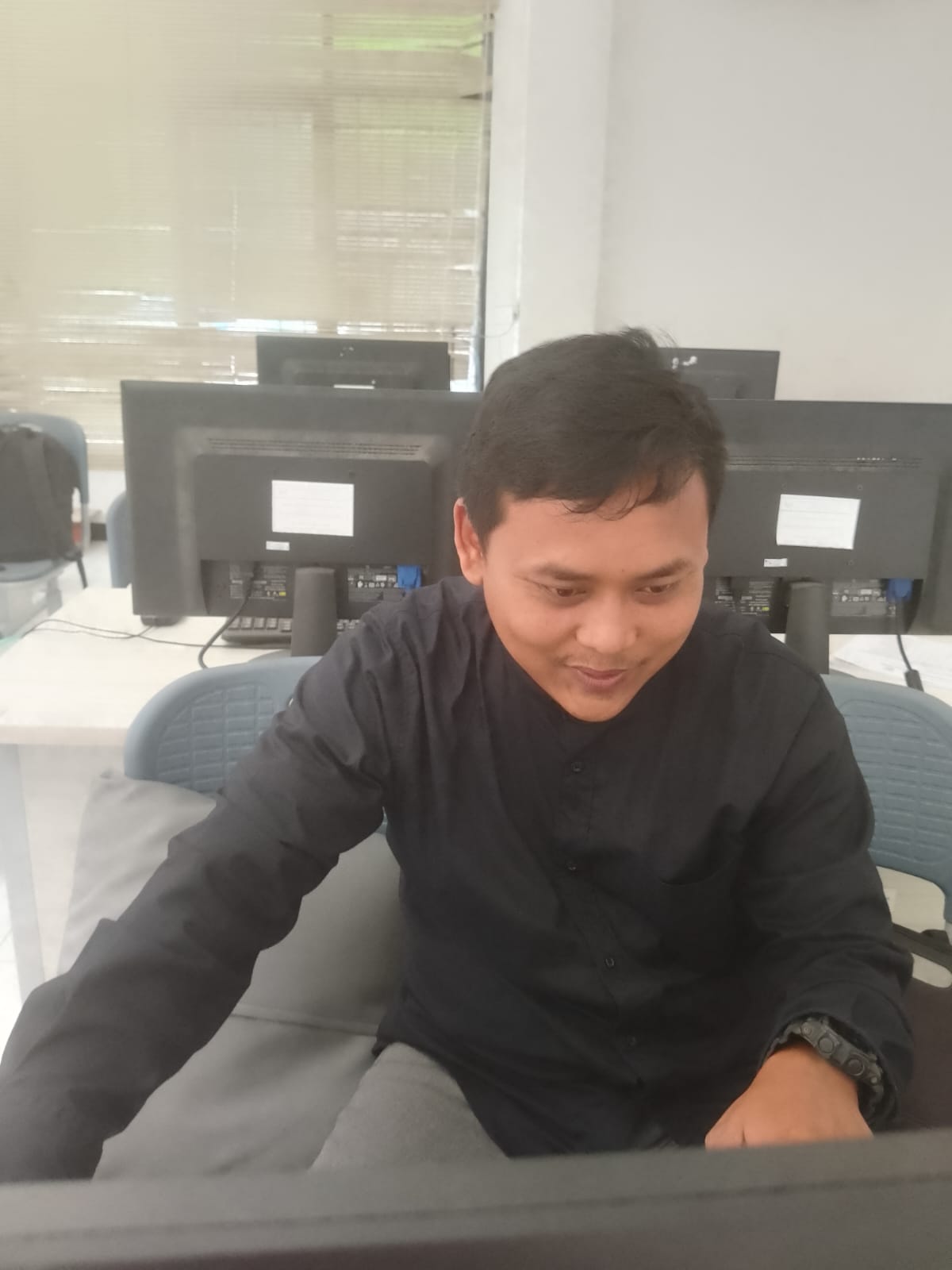 Guru mengajar menggunakan multimedia